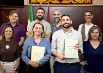 El bipartito celebrando su primer presupuesto tras el pleno / FOTO: Ayto.