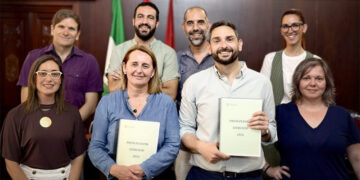 El bipartito celebrando su primer presupuesto tras el pleno / FOTO: Ayto.