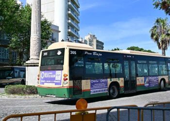 Varios autobuses coincidiendo por la Alameda / FOTO: Eulogio García