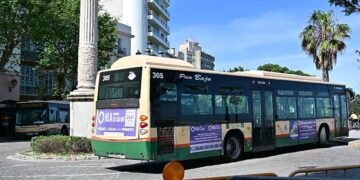 Varios autobuses coincidiendo por la Alameda / FOTO: Eulogio García