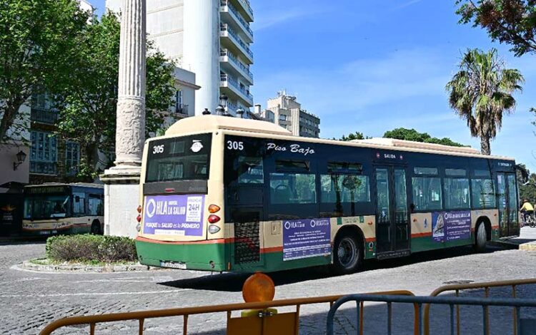 Varios autobuses coincidiendo por la Alameda / FOTO: Eulogio García