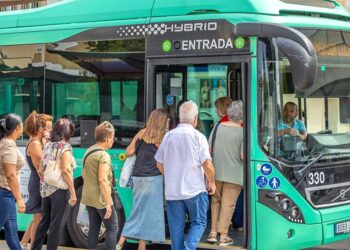 Colas para acceder, sin pagar, al bus / FOTO: Ayto.