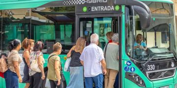 Colas para acceder, sin pagar, al bus / FOTO: Ayto.
