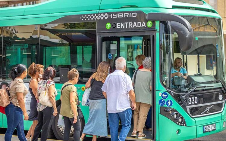 Colas para acceder, sin pagar, al bus / FOTO: Ayto.