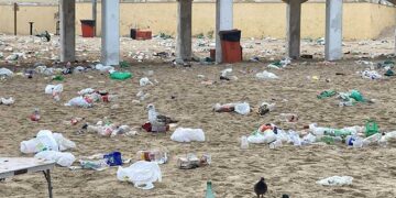 Restos de basura en La Caleta a primera hora, antes del operativo de limpieza / FOTO: Ayto.