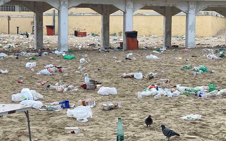 Restos de basura en La Caleta a primera hora, antes del operativo de limpieza / FOTO: Ayto.