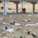 Restos de basura en La Caleta a primera hora, antes del operativo de limpieza / FOTO: Ayto.