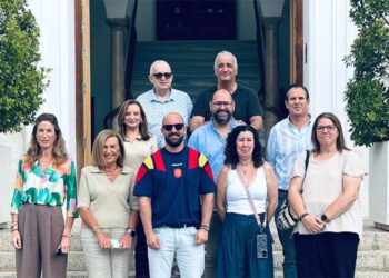Representantes del comité posan con el alcalde y otros concejales a las puertas del Consistorio / FOTO: Ayto.