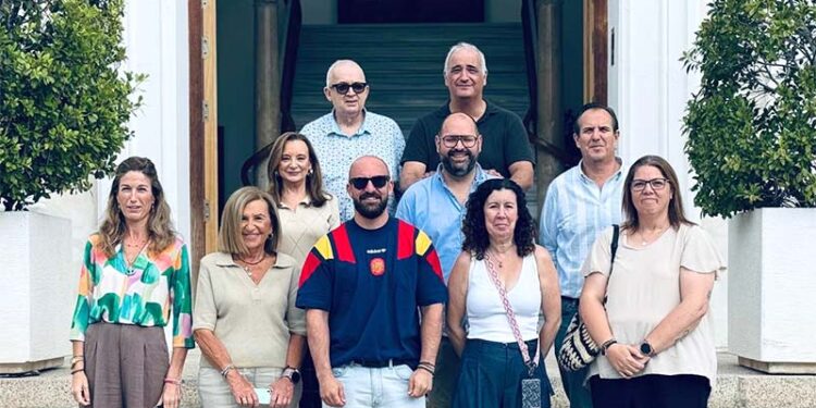 Representantes del comité posan con el alcalde y otros concejales a las puertas del Consistorio / FOTO: Ayto.