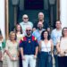 Representantes del comité posan con el alcalde y otros concejales a las puertas del Consistorio / FOTO: Ayto.