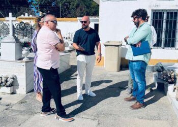 El alcalde supervisando el estado hoy del camposanto / FOTO: Ayto.