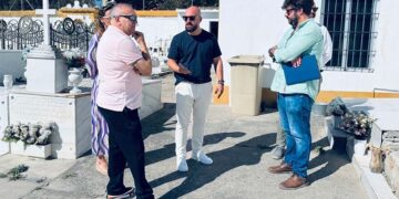 El alcalde supervisando el estado hoy del camposanto / FOTO: Ayto.