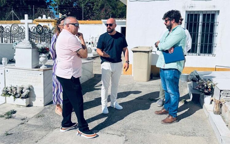 El alcalde supervisando el estado hoy del camposanto / FOTO: Ayto.