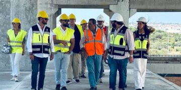 La comitiva del alcalde recorre la estructura ya levantada / FOTO: Ayto.