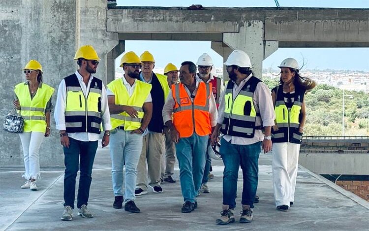 La comitiva del alcalde recorre la estructura ya levantada / FOTO: Ayto.