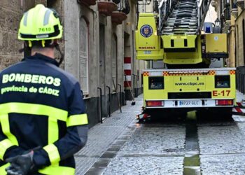 Bomberos en plena actuación / FOTO: Eulogio García