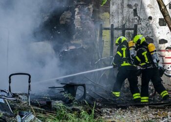 Apagando un fuego en una parcela abandonada de la Zona Franca / FOTO: Eulogio García