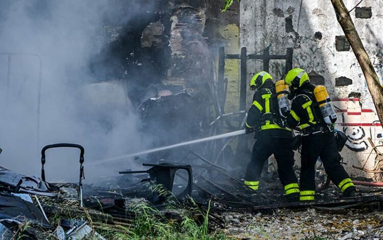Apagando un fuego en una parcela abandonada de la Zona Franca / FOTO: Eulogio García