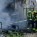 Apagando un fuego en una parcela abandonada de la Zona Franca / FOTO: Eulogio García