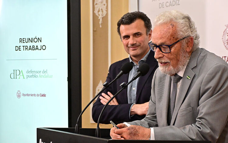 Maeztu compareciendo junto al alcalde tras la reunión / FOTO: Eulogio García