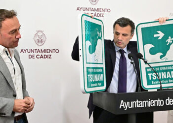 El alcalde presenta el modelo de señalética / FOTO: Eulogio García