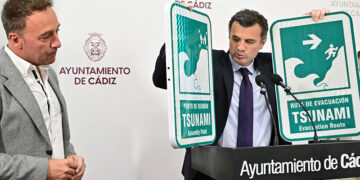 El alcalde presenta el modelo de señalética / FOTO: Eulogio García