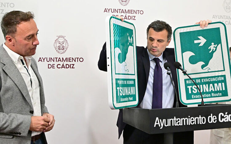 El alcalde presenta el modelo de señalética / FOTO: Eulogio García