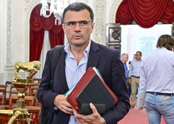 El alcalde entrando al salón de plenos / FOTO: Eulogio García