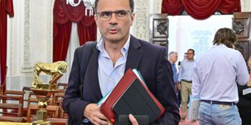 El alcalde entrando al salón de plenos / FOTO: Eulogio García