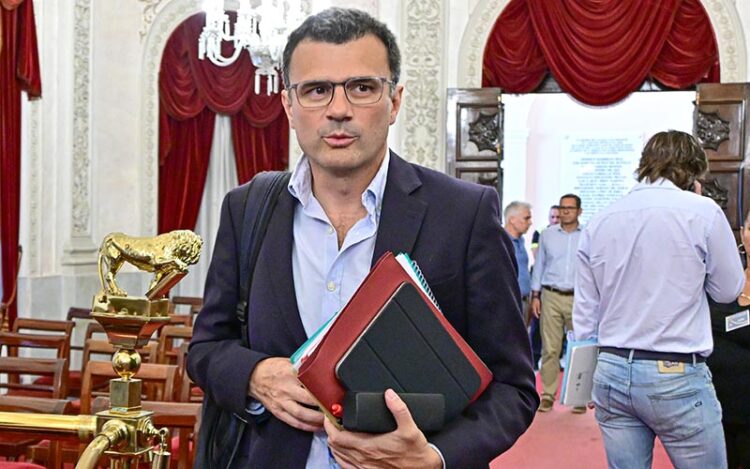 El alcalde entrando al salón de plenos / FOTO: Eulogio García