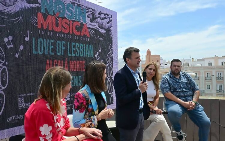 El alcalde interviniendo en la presentación de los carteles / FOTO: Eulogio García