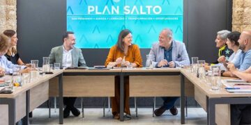 La alcaldesa reunida con su Gobierno para evaluar su plan Salto / FOTO: Ayto.