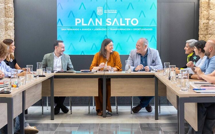 La alcaldesa reunida con su Gobierno para evaluar su plan Salto / FOTO: Ayto.