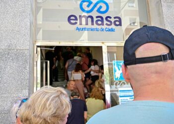 Colas en la sede de Emasa para tramitar las tarjetas / FOTO: Eulogio García