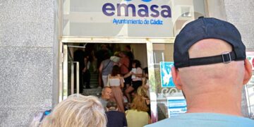 Colas en la sede de Emasa para tramitar las tarjetas / FOTO: Eulogio García