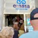 Colas en la sede de Emasa para tramitar las tarjetas / FOTO: Eulogio García