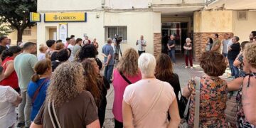 Concentrados a las puertas de la oficina de Correos / FOTO: cedida