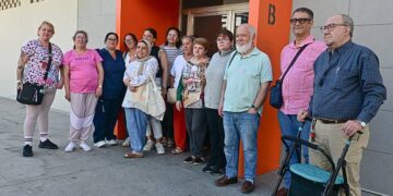 Afectados concentrados días atrás a las puertas del bloque / FOTO: Eulogio García