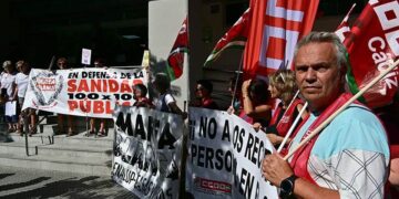 Un momento de la concentración de las mareas blanca / FOTO: Eulogio García