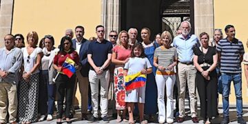 Concentrados a las puertas del Consistorio jerezano / FOTO: Ayto.