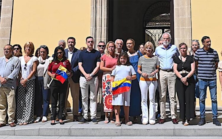 Concentrados a las puertas del Consistorio jerezano / FOTO: Ayto.