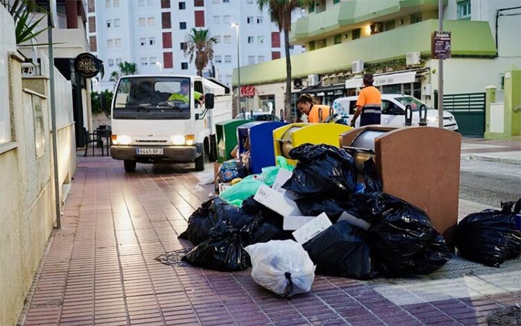 Operarios de limpieza en plena faena / FOTO: Ayto.
