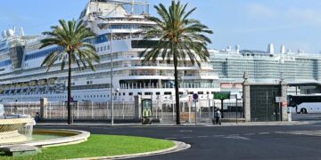 Dos cruceros coincidiendo en el muelle de la capital / FOTO: Eulogio García