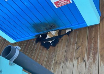 Restos del incendio en la madera de una de las torretas / FOTO: Ayto.