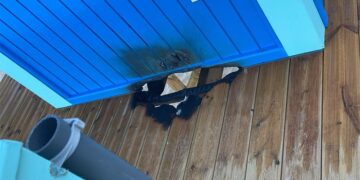 Restos del incendio en la madera de una de las torretas / FOTO: Ayto.