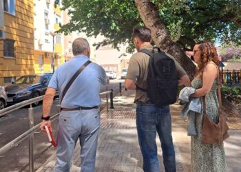 Concejales de AIG recorren el barrio con representantes de la AVV / FOTO: AIG