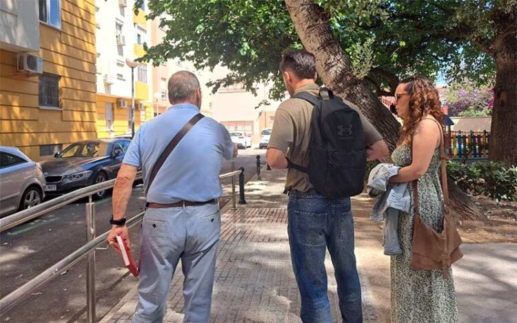 Concejales de AIG recorren el barrio con representantes de la AVV / FOTO: AIG