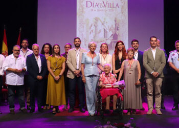 Foto de familia en el Teatro Principal / FOTO: Ayto.