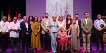 Foto de familia en el Teatro Principal / FOTO: Ayto.