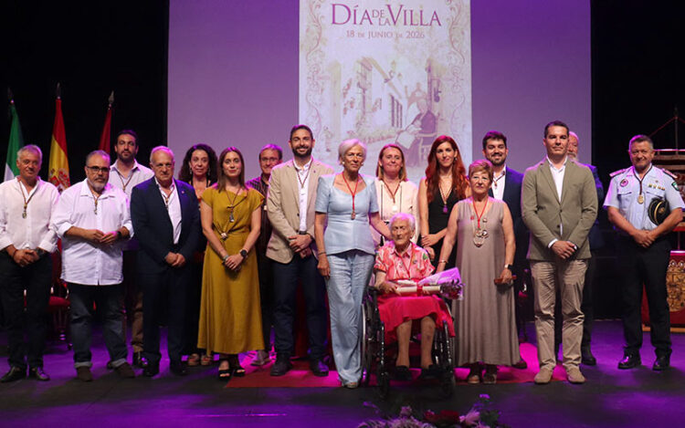 Foto de familia en el Teatro Principal / FOTO: Ayto.